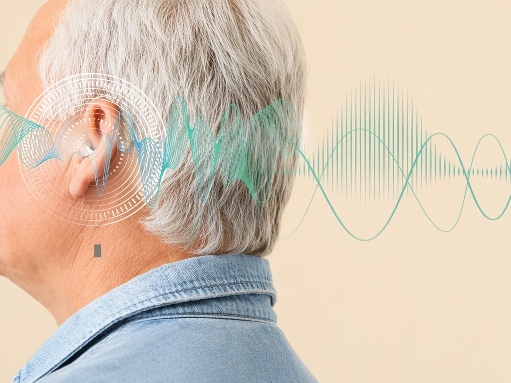 Audífono adaptado detrás de la oreja de una persona
